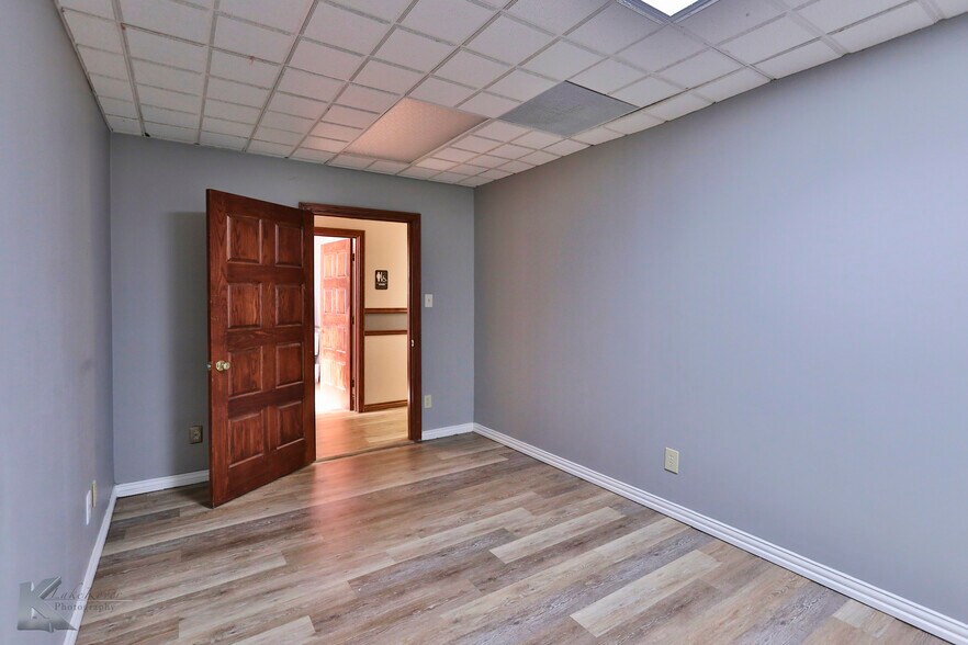 More Photos Of 318 Cedar St, Abilene Storefront Retail Office For Sale