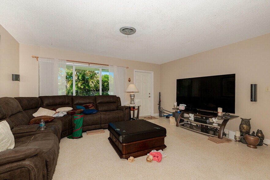 More Photos Of 321 SE 1st Ave, Pompano Beach Multifamily For Sale
