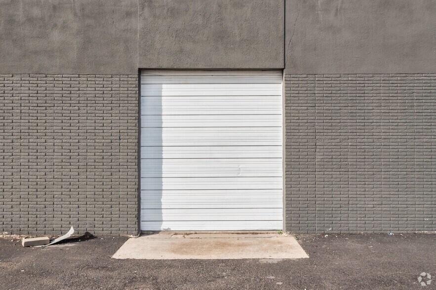 More Photos Of 11649 Chairman Dr, Dallas Warehouse For Lease