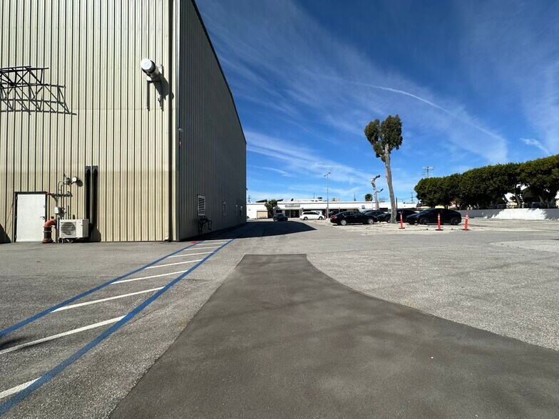 More Photos Of 5539 Riverton Ave, North Hollywood Manufacturing For Lease