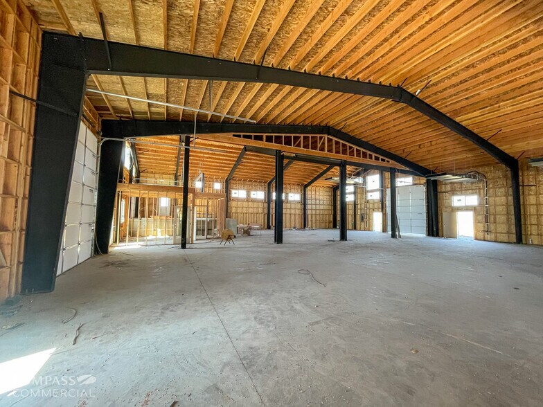 More Photos Of 35 Cherry Ln, Madras Warehouse For Lease