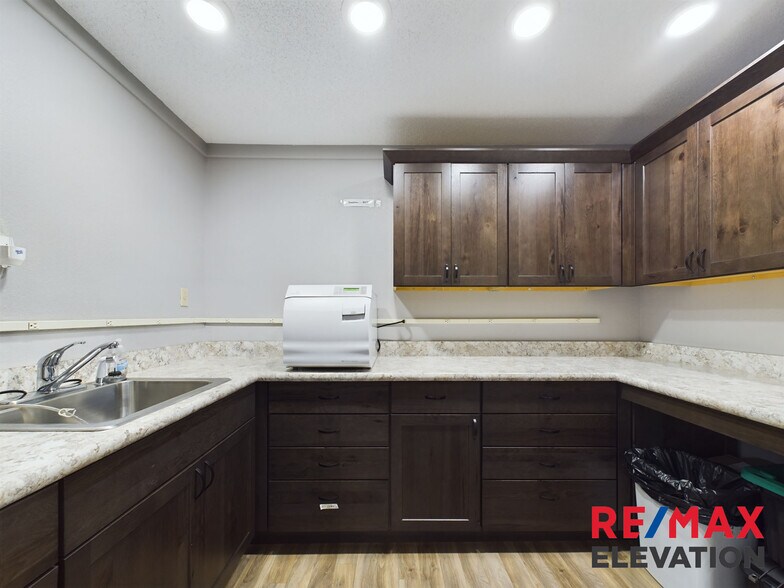 More Photos Of 915 W Fetterman St, Buffalo Office For Sale