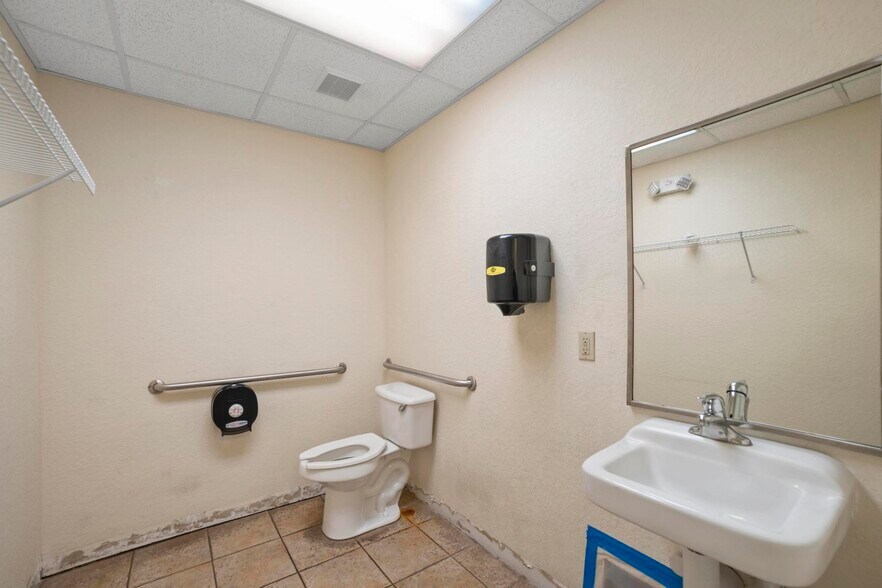 More Photos Of 5205 Tylerlakes Blvd, West Palm Beach Warehouse For Lease