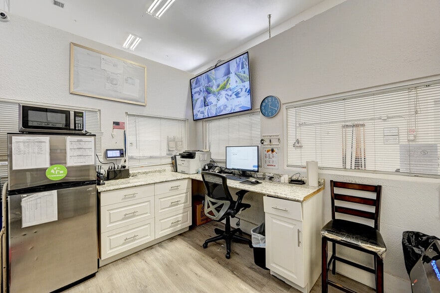 More Photos Of 350 W Pine St, Lantana Dormitory For Sale