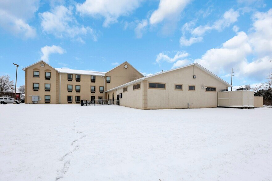 More Photos Of 509 S Wooster Ave, Strasburg Hotel For Sale