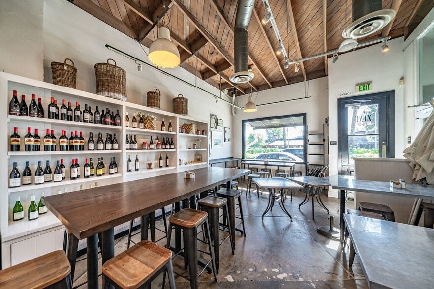 More Photos Of 3222 E Coast Hwy, Corona Del Mar General Retail For Lease