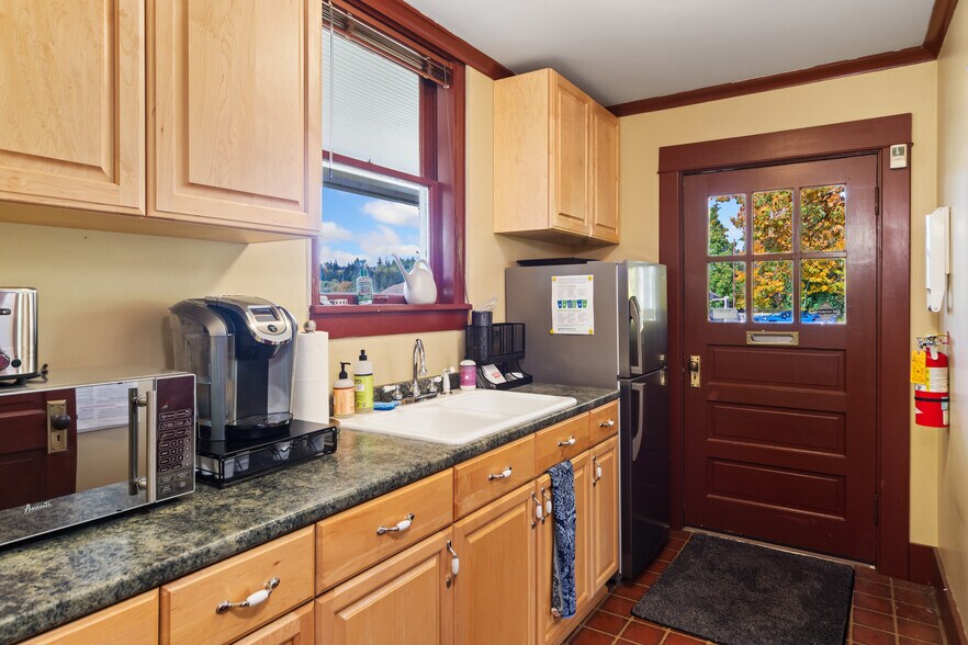 More Photos Of 19679 Front St, Poulsbo Office For Sale