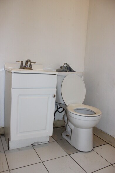 More Photos Of 259 W Washington St, Bristol General Retail For Lease