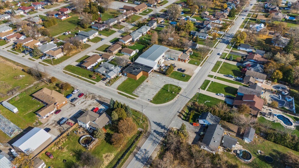 More Photos Of 398 King St W, Essex Freestanding For Lease