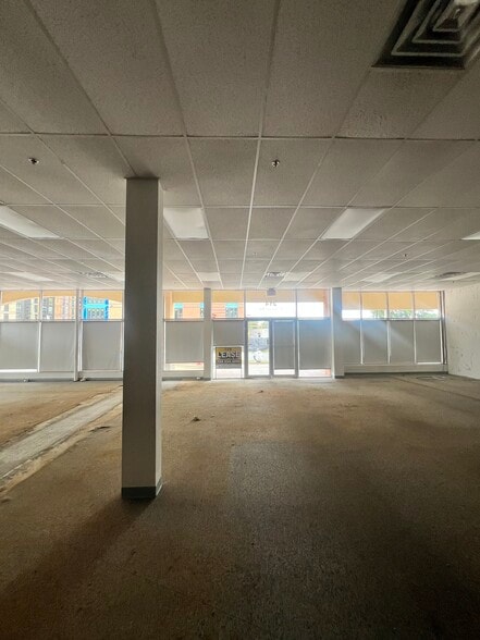 More Photos Of 206-218 W Glebe Rd, Alexandria Supermarket For Lease