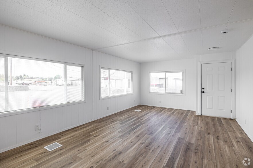 More Photos Of 1762 S Adams Dr, Madras Manufacturing For Sale