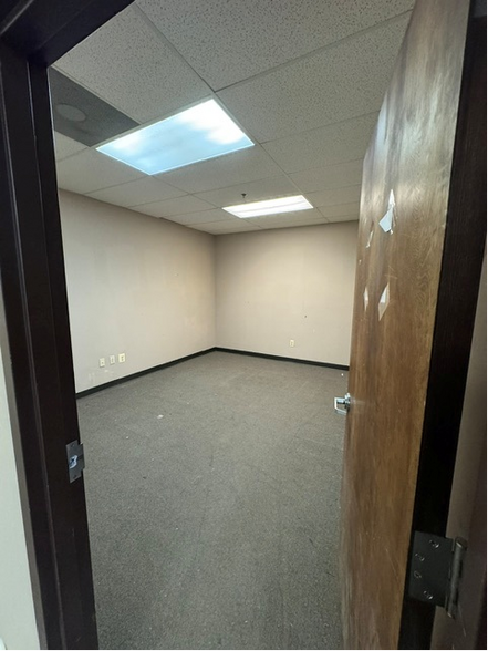 More Photos Of 5 Johnson Dr, Raritan Warehouse For Lease