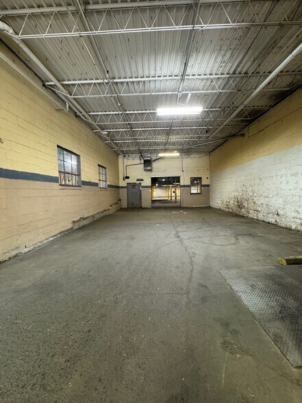 More Photos Of 195 Hudson St, Cornwall-on-Hudson Distribution For Lease
