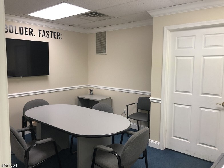 More Photos Of 435 Hollywood Ave, Fairfield Freestanding For Lease