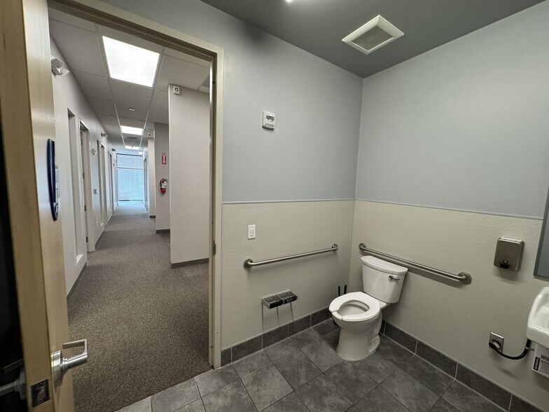 More Photos Of 975 Diablo Ave, Novato Freestanding For Lease