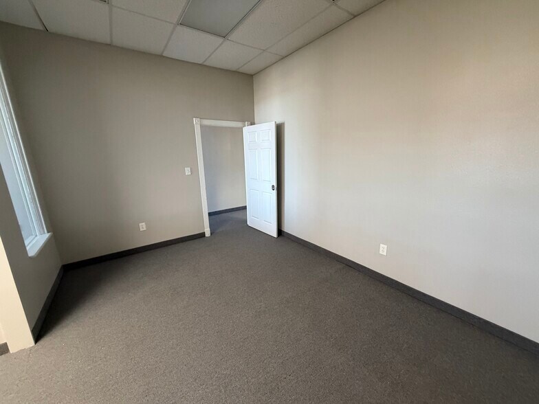 More Photos Of 505 N Interstate 35 Service Rd, Red Oak General Retail For Lease