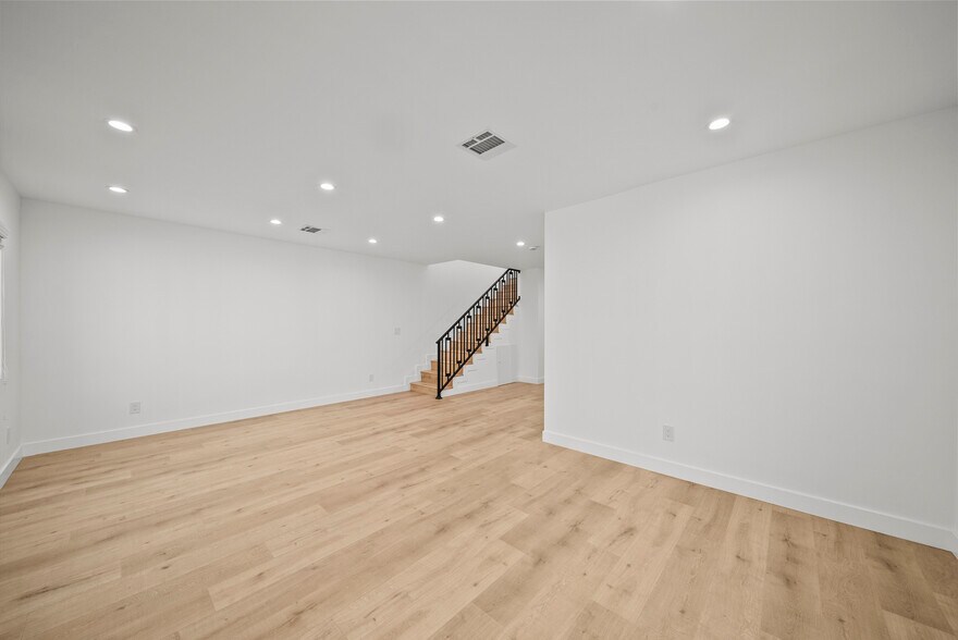 More Photos Of 11488 Burbank Blvd, North Hollywood Flex For Sale