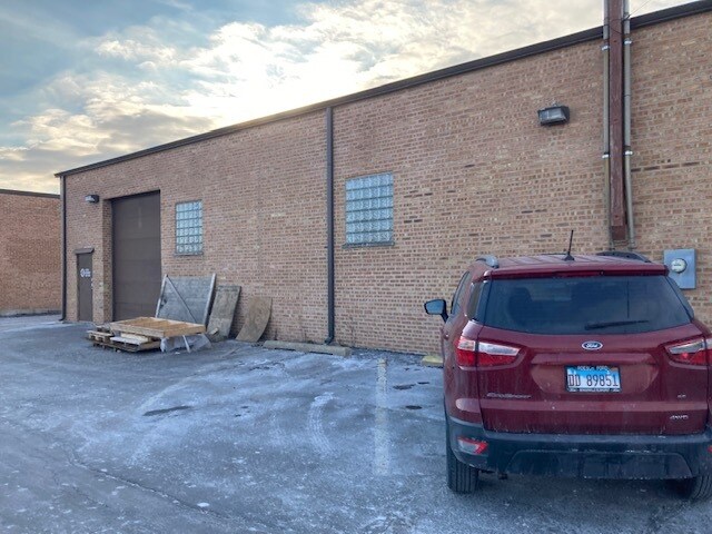 More Photos Of 139-141 Crossen Ave, Elk Grove Village Warehouse For Lease
