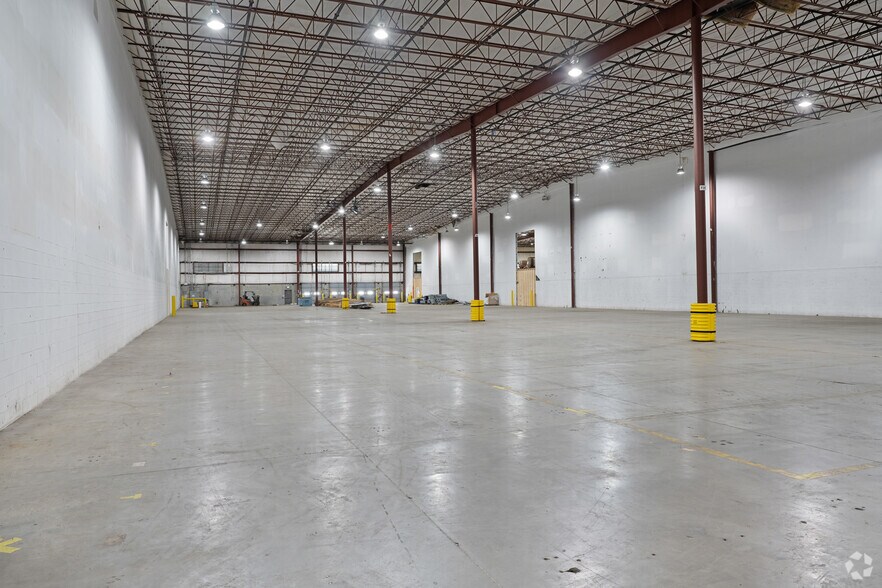 More Photos Of 41 N Industrial Dr, Calera Distribution For Lease
