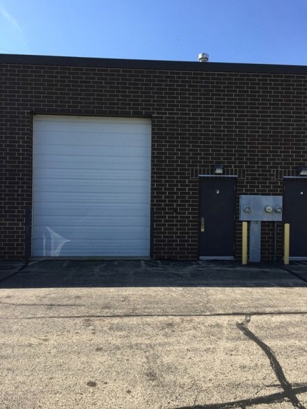 More Photos Of 805-815 Oakwood Rd, Lake Zurich Warehouse For Sale