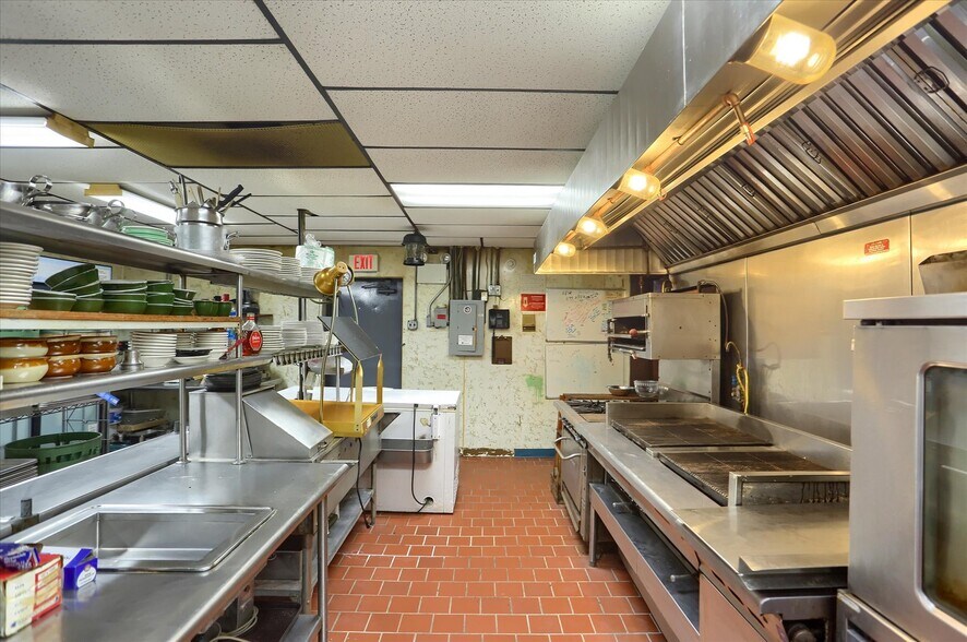 More Photos Of 145 Chamberlaine Ave, Pottsville Flex For Sale