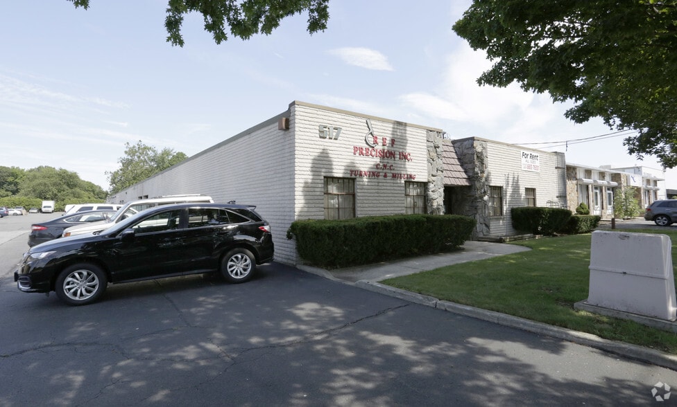 More Photos Of 517 Acorn St, Deer Park Manufacturing For Lease