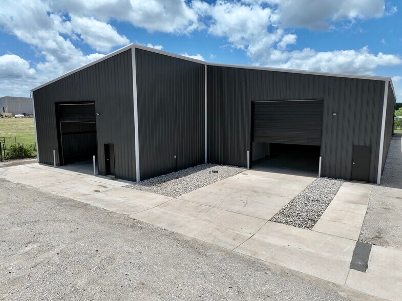 More Photos Of 4528 S Interstate 35, Alvarado Warehouse For Lease