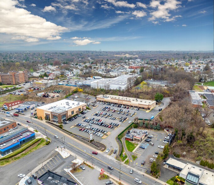 More Photos Of 262 Boston Post Rd, Port Chester Freestanding For Lease