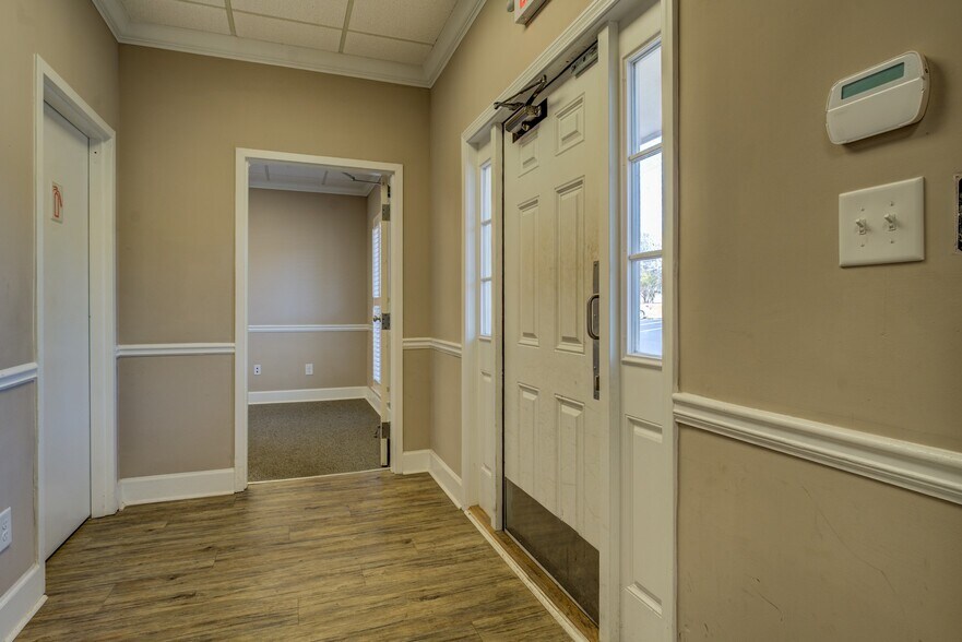 More Photos Of 1806 Over Lake Dr SE, Conyers Office For Sale