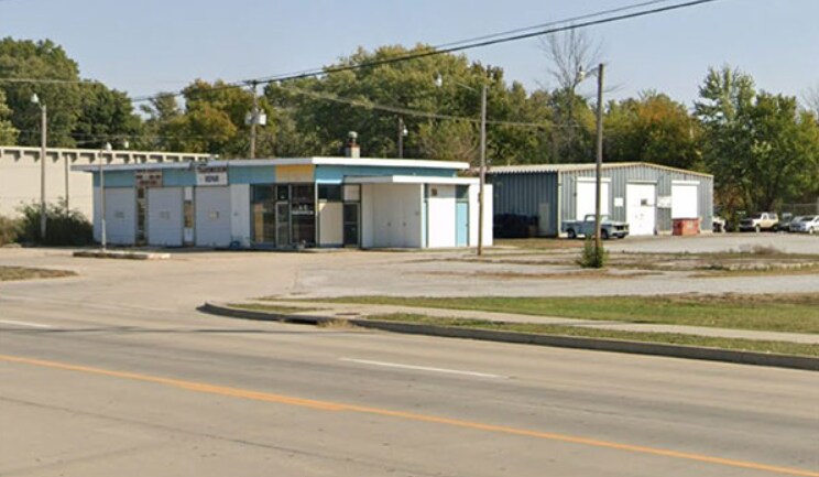 Primary Photo Of 1603 S Broadway, Oak Grove Industrial For Lease