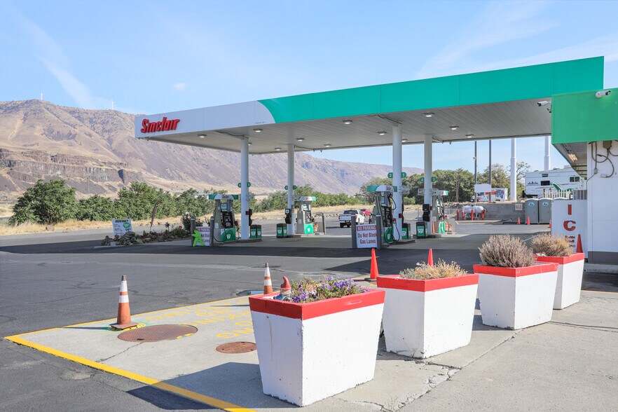 More Photos Of 606 E 1st, Rufus Convenience Store For Sale