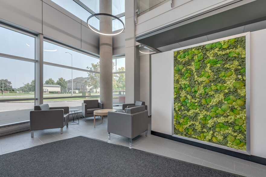 More Photos Of 310 Hunt Club Rd, Ottawa Office For Lease