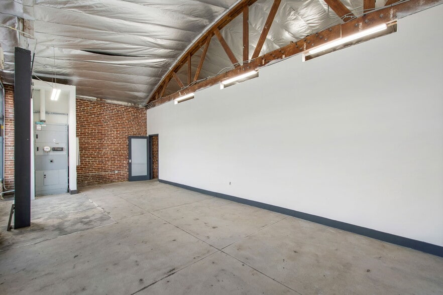 More Photos Of 236 W 18th St, Los Angeles Warehouse For Sale