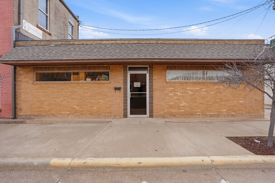 More Photos Of 115 N Jefferson Ave, Elk City Office For Sale