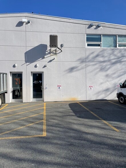 More Photos Of 586 Pleasant St, Watertown Flex For Sale