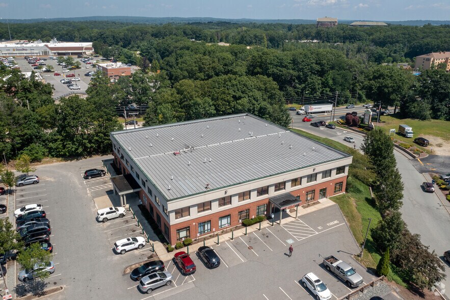 More Photos Of 2 Wake Robin Rd, Lincoln Medical For Lease