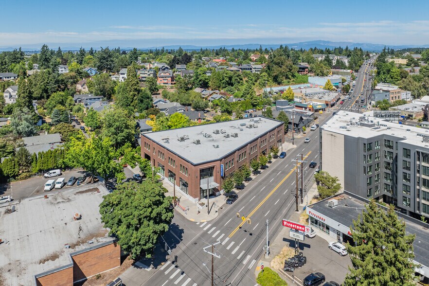 More Photos Of 5005 NE Sandy Blvd, Portland Supermarket For Lease