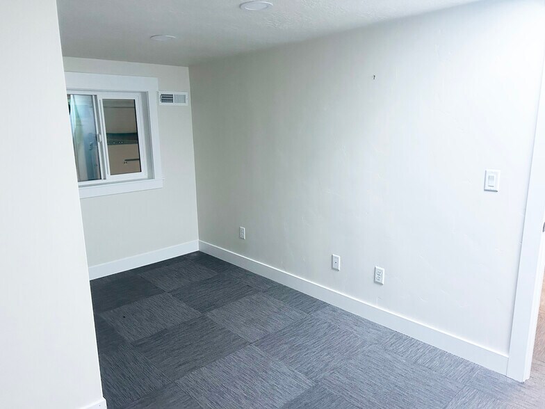 More Photos Of 518-540 S Commerce Dr, Orem Warehouse For Lease