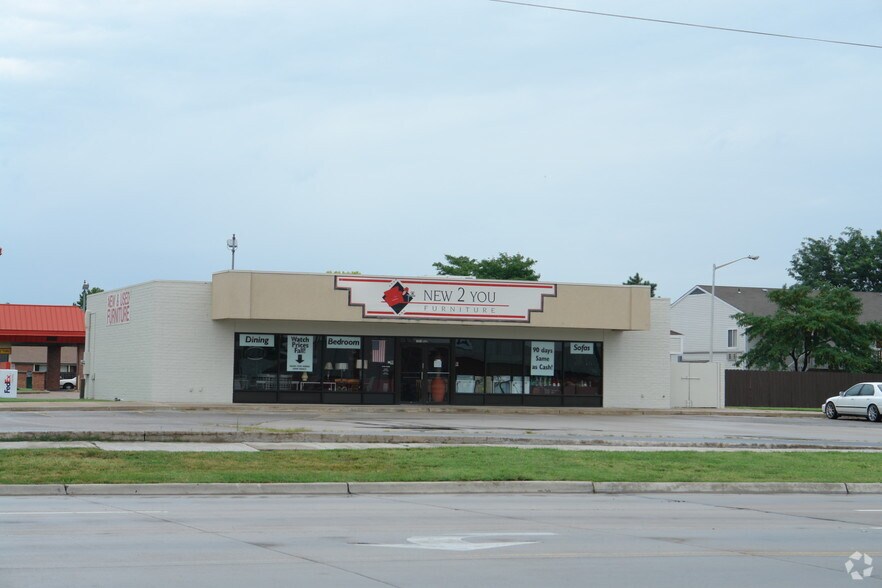 More Photos Of 2412 W Pawnee St, Wichita Freestanding For Lease