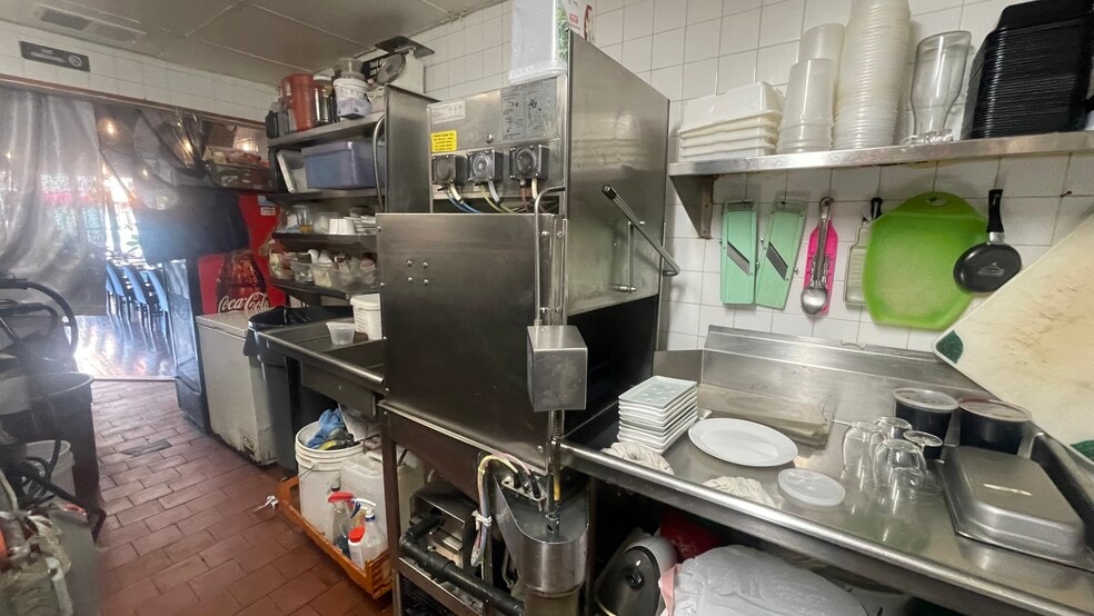 More Photos Of Manhattan Avenue Ave @ Norman Avenue, Brooklyn General Retail For Lease