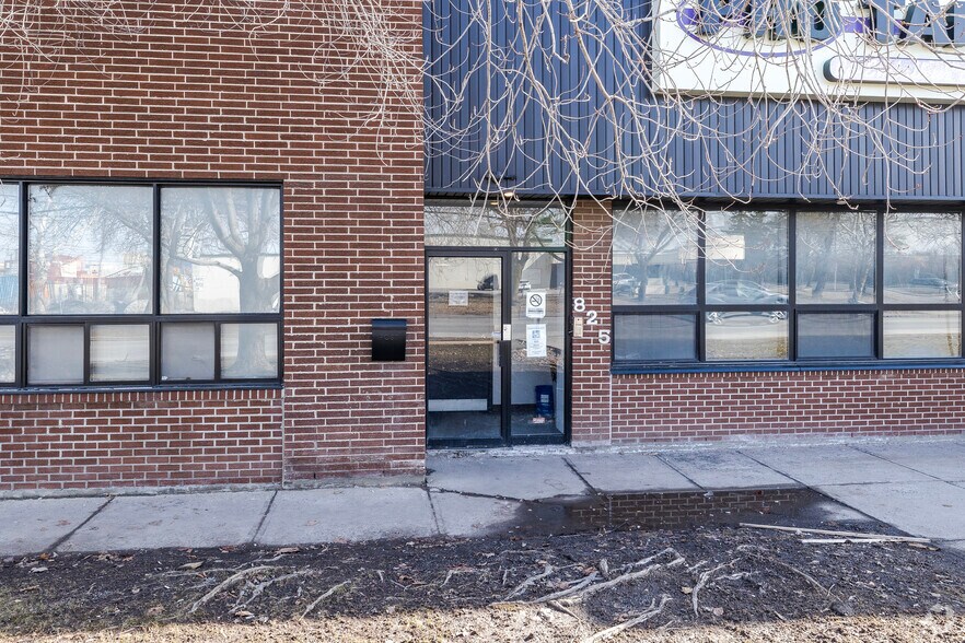 More Photos Of 825 Rue Tecumseh, Dollard-des-Ormeaux Warehouse For Lease