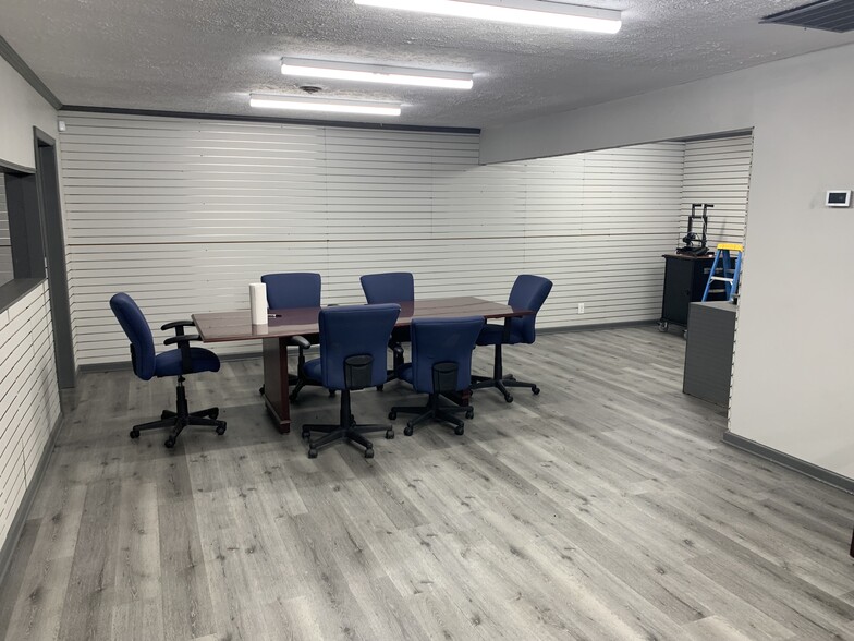 More Photos Of 215 James St, Gallatin Light Distribution For Lease