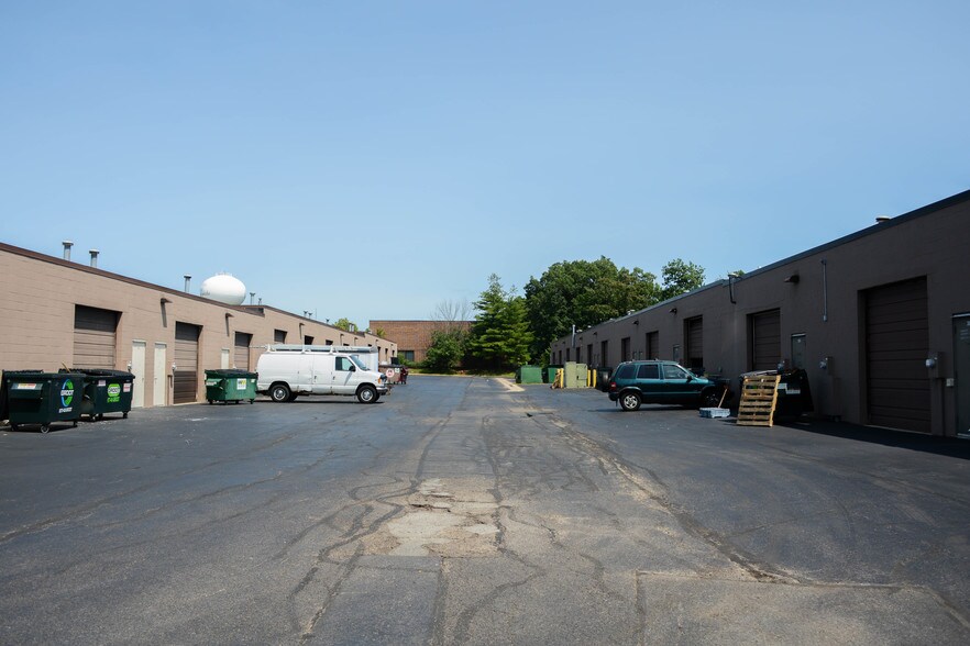 More Photos Of 1000 Brown St, Wauconda Warehouse For Lease
