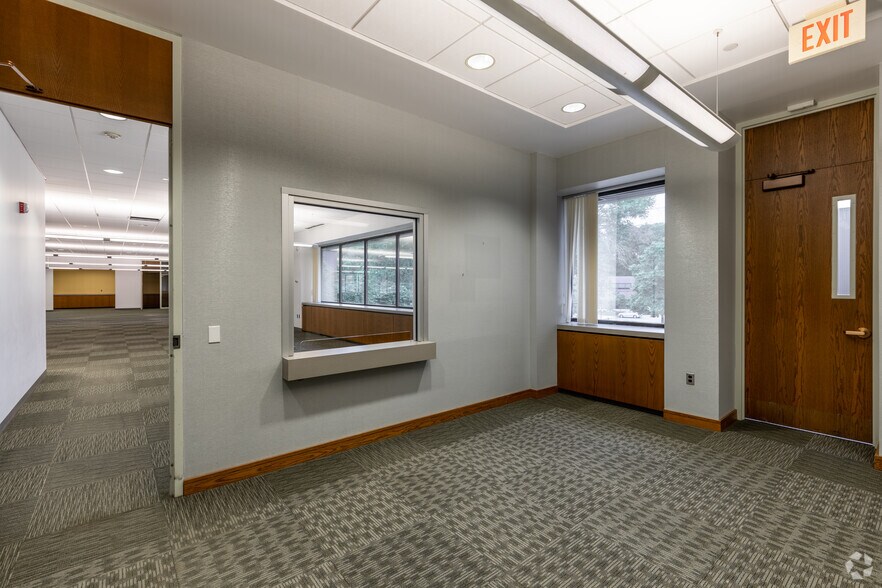 More Photos Of 43 Western Blvd, Glastonbury Office For Lease