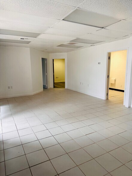 More Photos Of 11102 N Stratford Dr, Oklahoma City Office For Sale