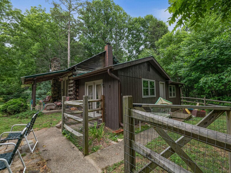 More Photos Of 40 Hemlock Hill Dr, Arden Manufactured Housing Mobile Home Park For Sale