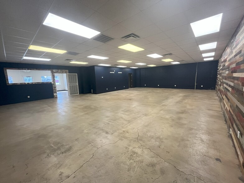 More Photos Of 7926 N May Ave, Oklahoma City Storefront Retail Office For Lease