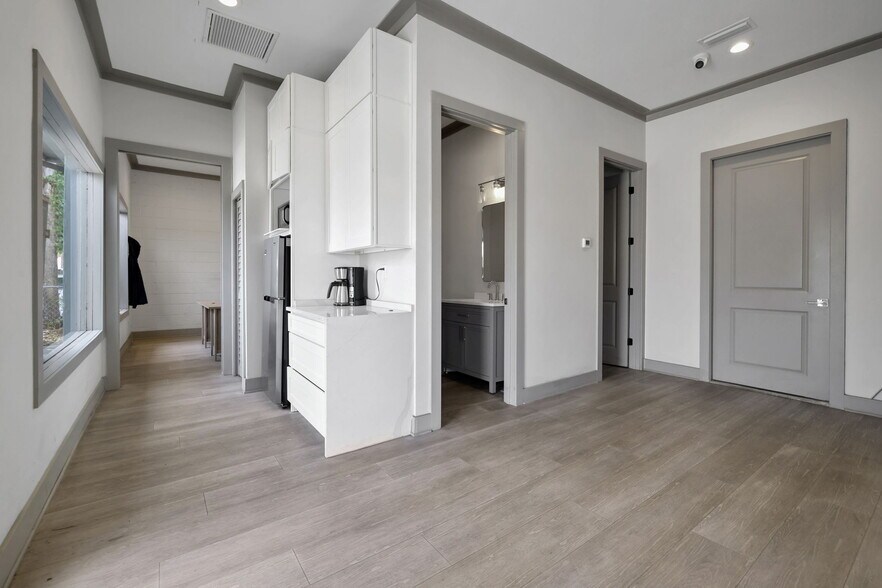 More Photos Of 3730 Kori Rd, Jacksonville Showroom For Sale
