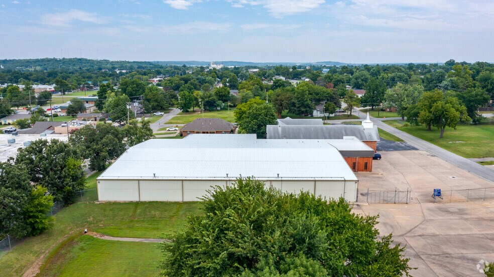 More Photos Of 710 S Adams St, Sapulpa Distribution For Sale