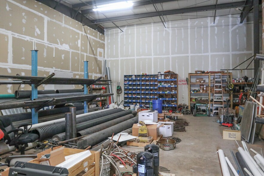 More Photos Of 572-2 Appleyard Dr, Tallahassee Warehouse For Lease